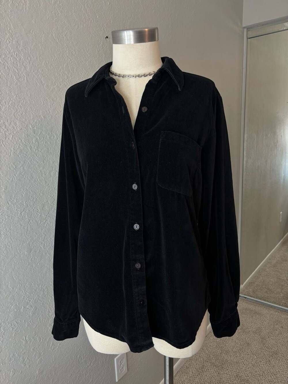 Gloria Vanderbilt Black Corduroy Button Down Shirt Size Small